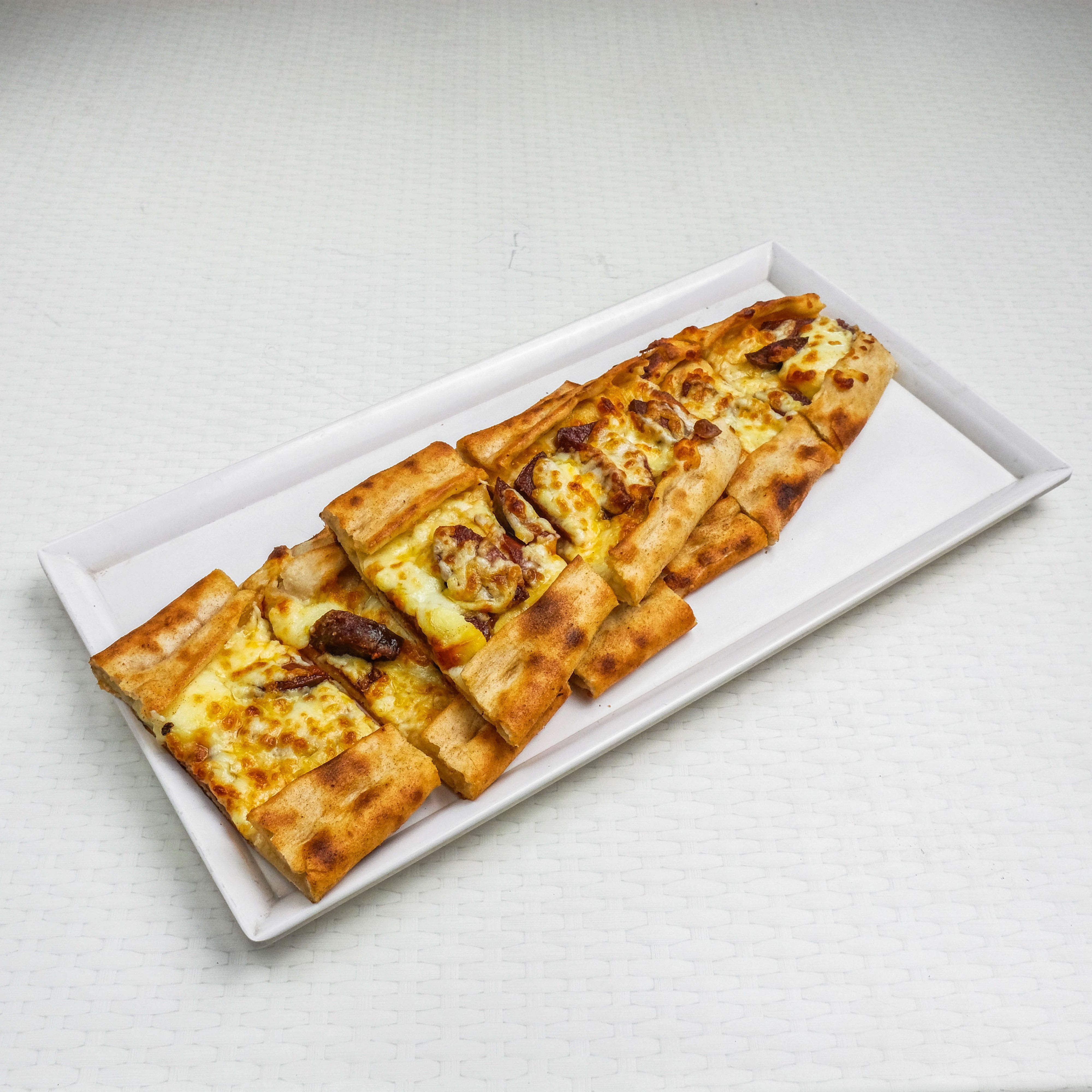 Kaşarlı Sucuklu Pide